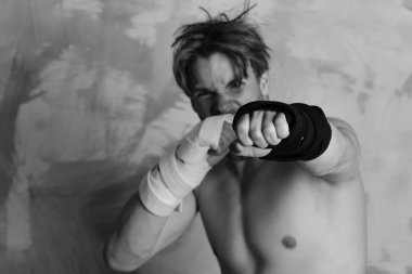 Siyah kimono kemerli ve kollarında bandaj olan adam.