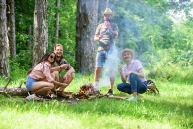 Kavurma Marshmallow popüler grup etkinliği şenlik ateşi etrafında. Şirket arkadaşlar Kavrulmuş Lokum Aperatif doğa arka plan hazırlamak. Hafta sonu orman faydaları. Gençlik kavurma Marshmallow piknik