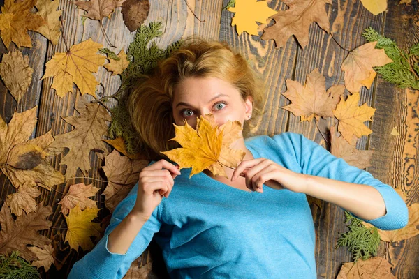 Nő csinos hölgy élvezze a hangulatos szezon hold őszi száraz leveleket. Lány szőke feküdt a fa háttér orange elhagyja felülnézet. Ősz és őszi szezon fogalom. Őszi hangulatú attribútumok — Stock Fotó