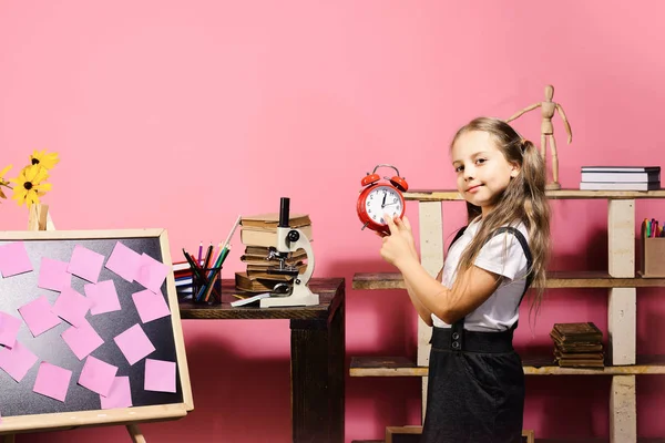 Material escolar e infantil, fundo rosa. Estudante com cara feliz — Fotografia de Stock