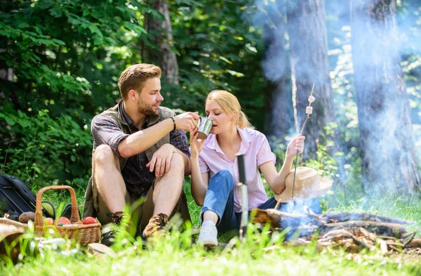 Casal no amor camping floresta caminhada. Comida para caminhada e camping. Casal sentar perto de fogueira comer lanches e bebidas. Caminhe lanches e bebidas. Faz um piquenique. casal fazer uma pausa para comer natureza fundo — Fotografia de Stock