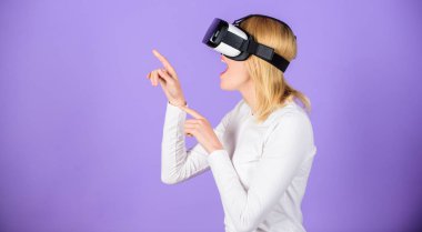 Kız kullanım modern teknoloji vr kulaklık. Sanal gerçeklik keşfedin. Dijital aygıt ve modern olanakları. Kadın başa takılı ekran menekşe arka plan. Sanal gerçeklik ve gelecekteki teknolojileri