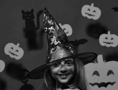 Cadılar Bayramı partisi ve dekorasyon konsepti. Gülümseyen kız