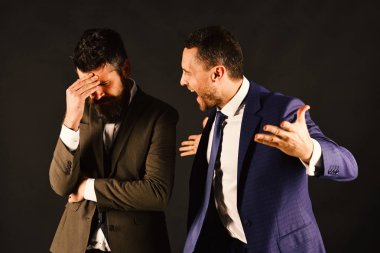 Yüksek sesle üzerinde kavga işadamları siyah arka plan. İş muhalefet kavramı.