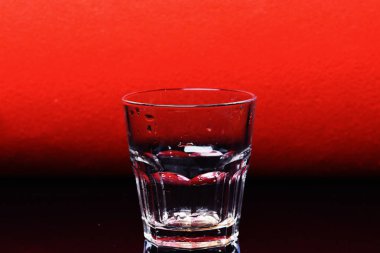kırmızı ve siyah arka plan üzerinde kopya alanı cam su ile viski için damla.