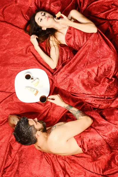 男と女半分覆われた体は、コーヒーを飲む — ストック写真