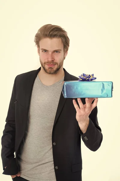 Καλαίσθητο άνθρωπος με κουτί δώρου ή δώρο για τα Χριστούγεννα — Φωτογραφία Αρχείου