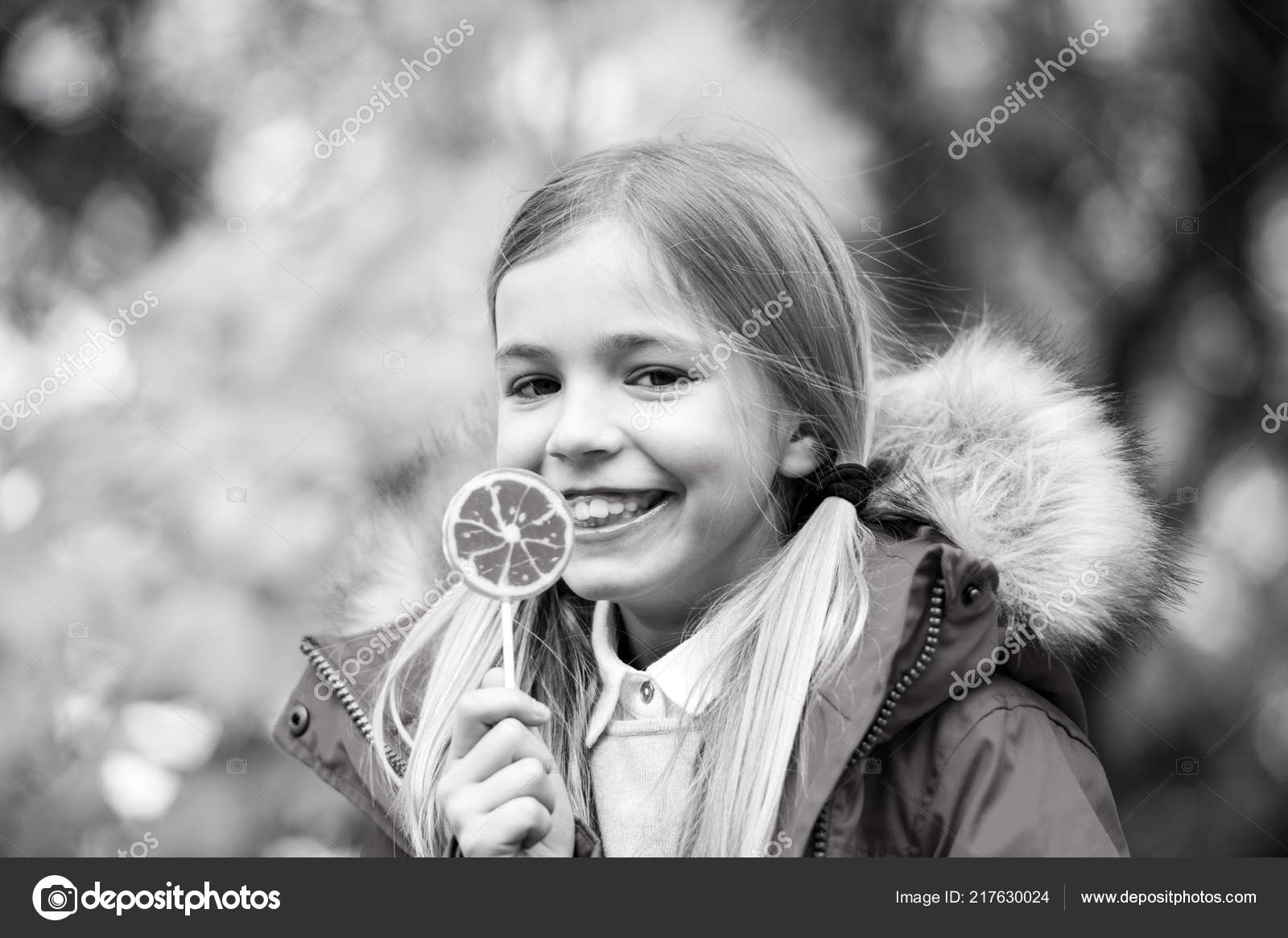 Девушка с улыбкой на палочке. Центр творчества на вадковском. Человек улыбается ест хлеб. Центр творчества на вадковском. Девочка с йогуртом.