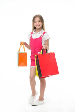 Giden çocuk ürünü seçmek. Elektronik mağazasından alışveriş yapma son derece mutlu küçük hanım. Alışveriş torbaları üzerinde beyaz izole olan küçük kız. Keyifli alışveriş. Alışverişkoliğin. Alışveriş mutluluk