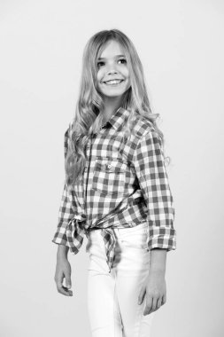 Turuncu arka plan uzun sarı saç gülümseme ile kız