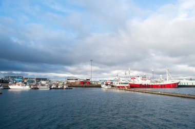 Reykjavik, İzlanda - 13 Ekim 2017: gemilerle liman. Yolcu gemileri deniz Harbour uzun yolculuk. Mavi deniz suyu bulutlu gökyüzü altında. Bir yolculuk için hazır olun