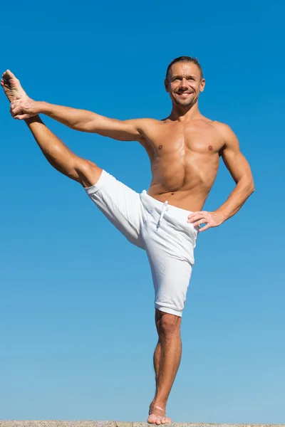 Idrottsman av naturen, gymnast genom val. Man gör muskel övningar. Muskulös man att idrotta utomhus. Idrott och hälsa-och sjukvård. Höja din hälsa och wellness — Stockfoto