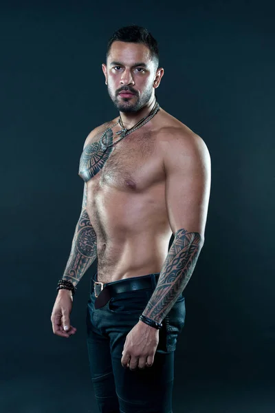 Hij is razend enthousiast over sport. Spaanse man met gespierde torso. Gespierde man met tatoeage. Sport en gezondheidszorg. Hebben altijd goede gezondheid — Stockfoto