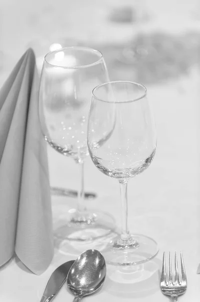 Gafas de vino y servilleta plegada tishue en la mesa de restaurantes cubierta con mantel blanco. Cubertería y copas de vino servidas en el restaurante, de cerca. Concepto de servicio restaurante —  Fotos de Stock