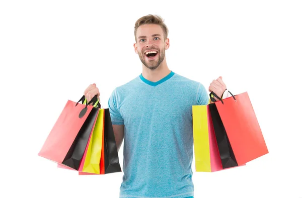 Un homme positif qui aime faire du shopping. homme heureux avec des sacs à provisions isolés sur blanc. Homme heureux excité faisant des achats en ligne. Merci pour votre achat. Service de qualité. Shopping bonheur — Photo