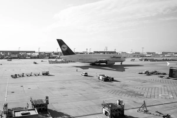Vacaciones, lujuria errante, viaje. Lufthansa Airbus, jet airliner, avión o avión de pasajeros grandes en el aeropuerto. Viajando por aire. Aviación y transporte . — Foto de Stock