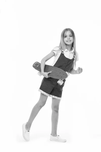 Chica en la cara sonriente posando con tablero de penique, aislado sobre fondo blanco. Niña con el pelo largo listo para montar penny board. Concepto de pasatiempo para adolescentes. Chica le gusta montar monopatín y estilo de vida deportivo —  Fotos de Stock