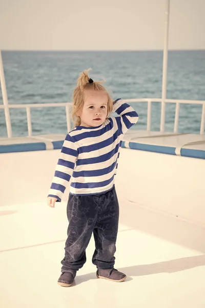 Piccolo bambino marinaio, capitano di yacht in camicia marina — Foto Stock