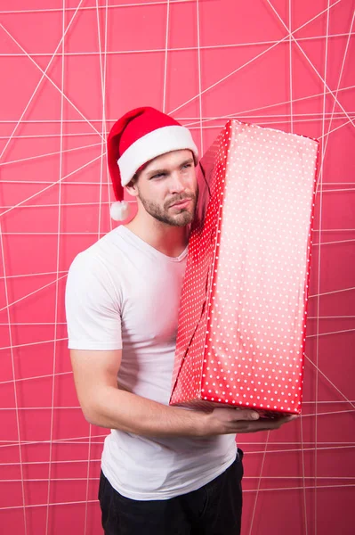 Redo att packa upp din gåva. Jul semester firande. Mannen stilig orakad santa hat hålla presentbox. Jul gåva koncept. Santa ta gåva för dig. Man attraktiv jultomten bära stor låda — Stockfoto