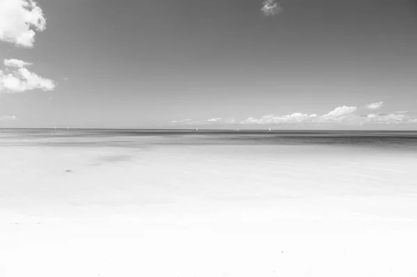 Costa del océano en la antigua isla en el Caribe —  Fotos de Stock