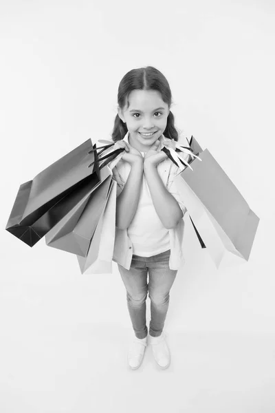 Todo para mí. Niña feliz cara sonriente lleva paquetes de racimo fondo amarillo. Concepto de cumpleañera. A la chica le gusta recibir regalos y regalos de cumpleaños. Niño feliz celebrando cumpleaños con regalos —  Fotos de Stock