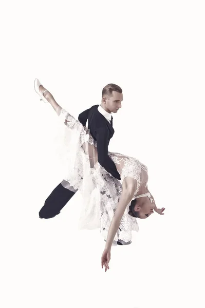 Ballrom casal de dança em uma pose de dança isolado em bachground branco — Fotografia de Stock