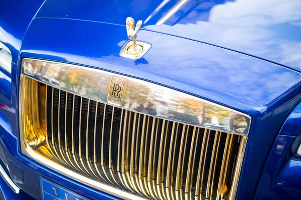 Lujo Supercar rolls royce rolls-royce fantasma azul y color oro estacionado en la calle en París. rolls royce rolls-royce es famoso coche caro de la marca del automóvil —  Fotos de Stock