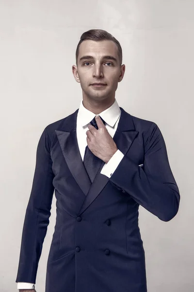 Homem de negócios bonito no terno na moda no estúdio — Fotografia de Stock