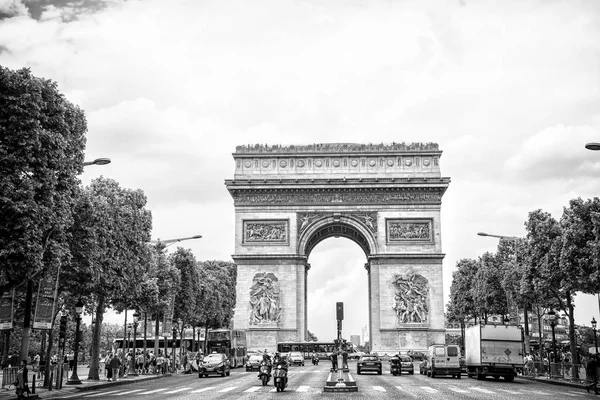 Kemer anıt meşgul Caddesi'nin merkezinde. Arc de Triomphe bulutlu gökyüzü üzerinde. Fransız sermaye tatil ve gezi. Zafer kurtuluş ve onur konsept — Stok fotoğraf