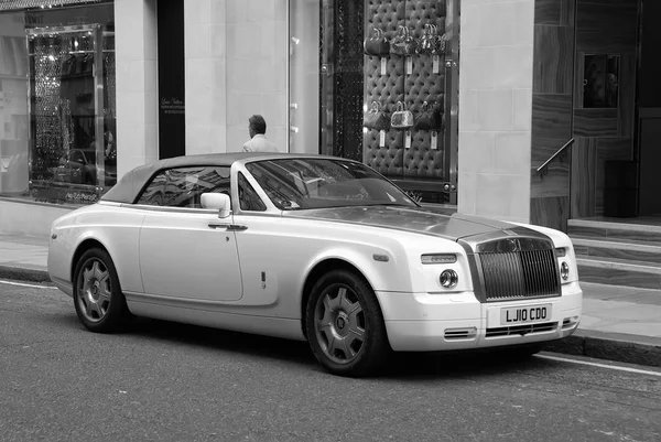 Londres, Reino Unido - 25 de fevereiro de 2010: carro estacionado à janela da loja. Automóvel de luxo na rua da cidade. Transporte e transporte motorizados. Viajar ou viajar e vaguear — Fotografia de Stock