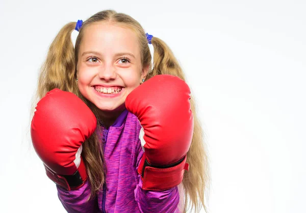 Zelfverdediging concept. Meisje kind sterk met bokshandschoenen poseren op witte achtergrond. Ze is klaar om zichzelf te verdedigen. De opvoeding van de sport voor meisjes. Feministische beweging. Meisje bokser weet hoe verdedigen zichzelf — Stockfoto