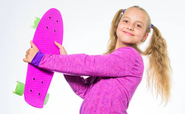 Skateboard in plastica per pattinatori di tutti i giorni. Penny board del suo sogno. Migliori regali per i bambini. Ultimate lista dei regali aiutare a scegliere regalo perfetto per la ragazza. Penny Board per bambini. Ragazzo capelli lunghi portare penny board — Foto Stock