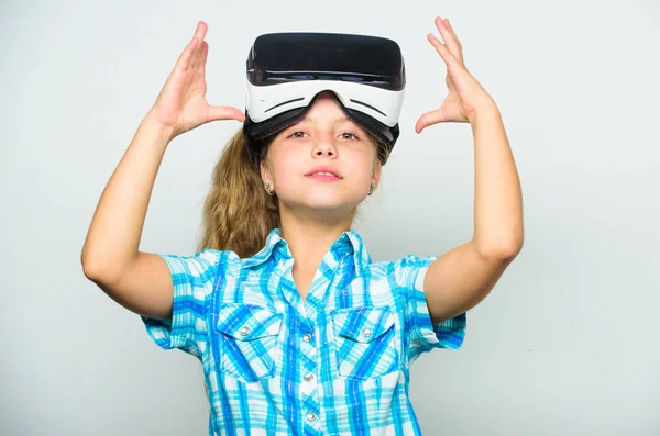 Um pequeno conceito de jogador. Criança jogar jogos virtuais com dispositivo moderno. Explore a oportunidade virtual. Crianças mais recentes jogos de realidade virtual. A realidade virtual é divertida para todas as idades. Miúda com óculos VR — Fotografia de Stock