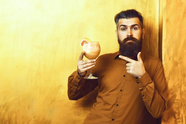 Skäggig Man Långt Skägg Brutal Allvarlig Kaukasisk Hipster Med Mustasch — Stockfoto
