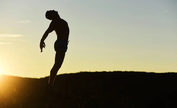 Silhuett av idrottsman hoppa på solnedgången bakgrund, kopiera utrymme. — Stockfoto
