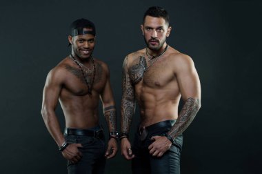 Daha iyi sağlık ilham verici. Kas torsolar erkeklerle. Afrikalı-Amerikalı ve Hispanik erkek spor kulübü çalışmadan sonra. Kaslı sporcu. Sağlık ve uzun ömür teşvik. Spor aşığı