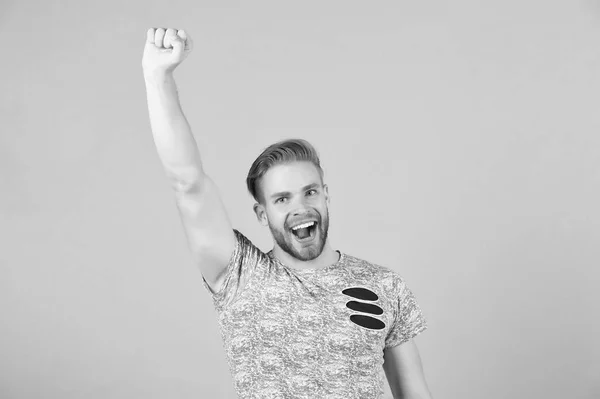 Homem barbudo atraente vencedor sorte levantando a mão. Conceito de sucesso. Homem alegre rosto feliz olha com sucesso, fundo cinza. Homem com barba unshaven cara parece bonito bem preparado — Fotografia de Stock