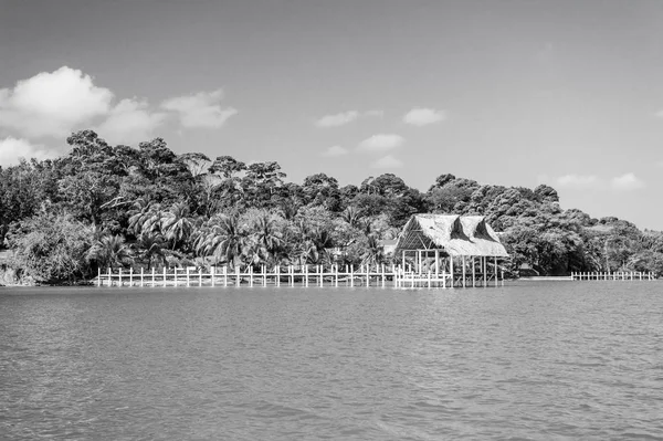 Casa de madera y césped en playa tropical en guatemala, santo tomas. Cabaña en la orilla del mar en el cielo azul soleado. Vacaciones de verano en la isla. Wanderlust, aventura y descubrimiento —  Fotos de Stock