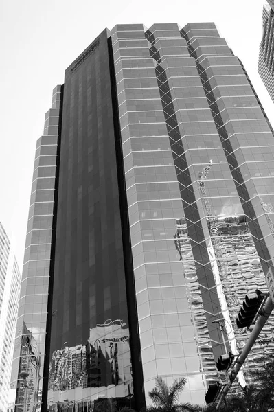 Hochhaus mit Glasfassade am blauen Himmel. Architektur und Design. Erfolg und Zukunftskonzept. Gewerbeimmobilien oder Immobilien — Stockfoto