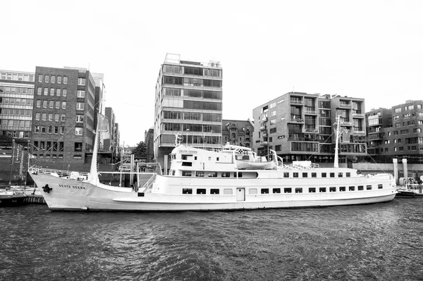 Transporte fluvial, transporte em Hamburgo, Alemanha — Fotografia de Stock