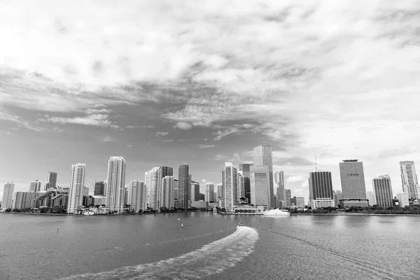 Flygfoto över Miami skyskrapor med blå molnig himmel, båt segel — Stockfoto