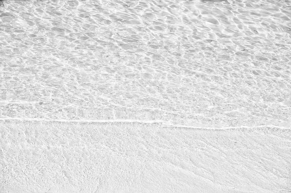 Ondulation de la mer sur la plage de sable à Great Stirrup Cay, Bahamas — Photo