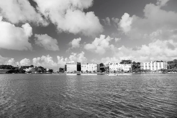 Playa de mar con edificios en el cielo azul nublado en castries, st.lucia. Vacaciones de verano en la isla tropical. Concepto de viaje, viaje y vagabundeo —  Fotos de Stock