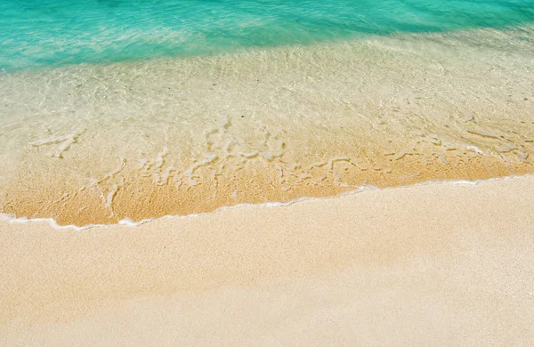 Mar ondulado, fondo de agua del océano en la costa de arena en Antigua — Foto de Stock