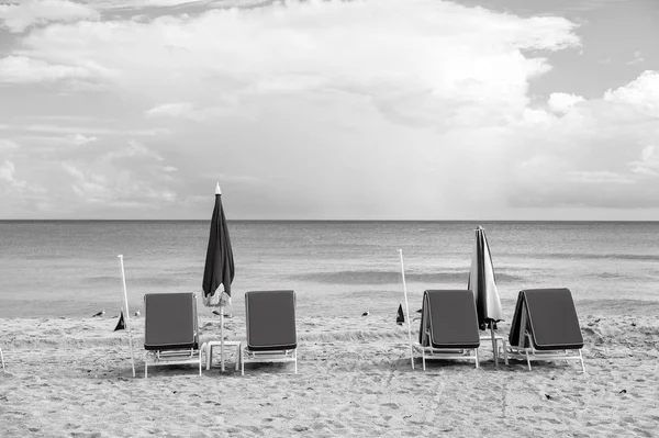 Playa en el soleado día de verano en miami. playa del sur de Miami en el día soleado. concepto de vacaciones y relax — Foto de Stock