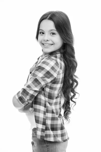 Encantadora chica. Niña larga pelo rizado posando alegre feliz. Chica rizado peinado adorable sonriente cara. Niño feliz sin preocupaciones disfrutar de la infancia. Niño encantadora sonrisa aislado fondo blanco — Foto de Stock