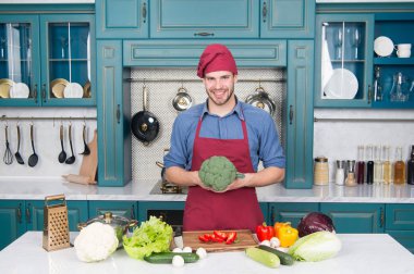 Adam şef mutfakta yemek önlük giymek. Taze sebze ile adam cook vejetaryen tarifi. Vejetaryen diyet kavramı. Mutfak tarifi. Şef pişirme Vejeteryan tarifi. Vejetaryen mutfağı zengin vitamin
