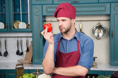 Biber yemek tarifi. Şef pişirme tatlı biber. Vejetaryen mutfağı madde. Adam şef mutfakta yemek önlük giymek. Adam biber sebze vejetaryen yemek tarifi yemek. Vejetaryen diyet kavramı