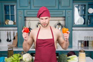 Adam pişirme dersi veriyor. Usta aşçı yüksek sınıf yemek pişirmek için hazır. Adam aşçı biber açık pişirme tutun. Bir ana ders