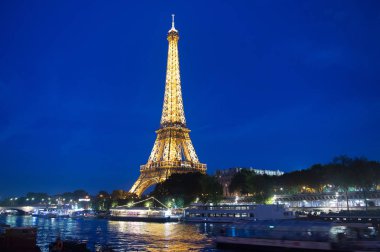 Paris, Fransa - 23 Eylül 2017: paris, kutsal kişilerin resmi. Gece Effel Kulesi. Fransa'ya seyahat. Eyfel Kulesi vasıl a göz atmak. Orada hiçbir duygu